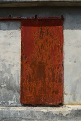 古いレトロな赤錆びた鉄の扉
