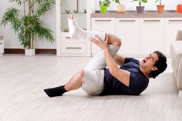 Obraz premium Leg injured young man suffering at home 
