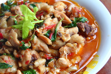  Spicy fried chicken with basil leaves
