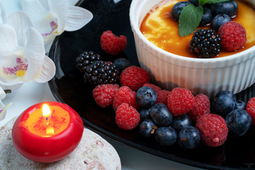 Creme Brulee mit Beeren und Kerze