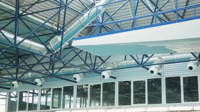 Air ventilation of oxygen in swimming pool