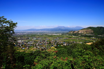 長野市の街並みと山並み