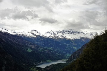 Obraz na płótnie Canvas Scenic view in the swiss alps.