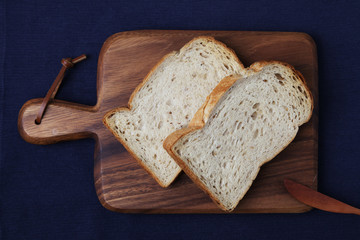木のまな板にのせた トースト くるみ入り 食パン テーブル