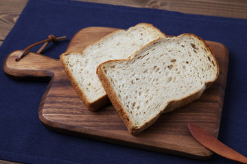 木のまな板にのせた トースト くるみ入り 食パン テーブル