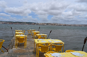 Fototapeta na wymiar restaurant on Tago river in front of Lisbon