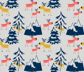 Tapeten Nahtloses Weihnachtsmuster. Lustige Hirsche, Weihnachtsbäume, Berge auf hellgrauem Hintergrund. © brusnika9