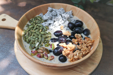 smoothie bowl,mango yogurt with fruit topping
