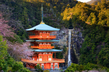 Fototapety  Japońska świątynia i wodospad