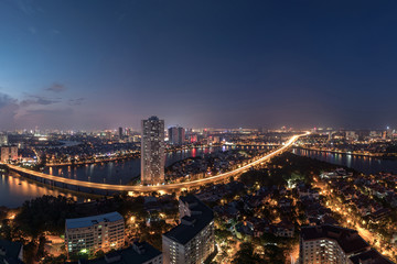 Fototapeta premium Widok na panoramę Hanoi nad jeziorem Linh Dam, Belt Road nr 3. Pejzaż miejski Hanoi w okresie zachodu słońca