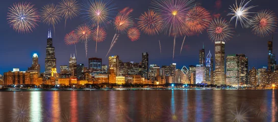 Poster Multicolor vuurwerk viering over het Panorama van Chicago Cityscape rivierzijde langs Lake Michigan in mooie schemertijd, Illinois, Verenigde Staten, 4 juli en onafhankelijkheidsdag concept © THANANIT