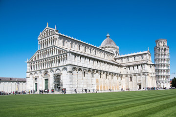 Der Dom und der schiefe Turm von Pisa in Italien
