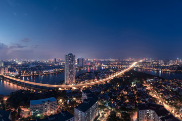 Obraz premium Widok na panoramę Hanoi nad jeziorem Linh Dam, Belt Road nr 3. Pejzaż miejski Hanoi w okresie zachodu słońca
