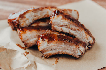 Delicious barbecued ribs seasoned with a spicy basting sauce