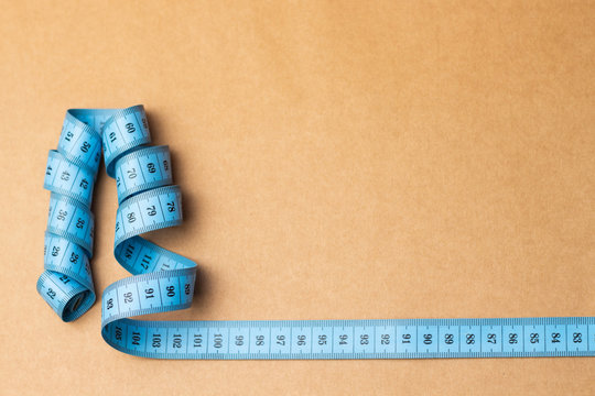 Premium Photo  Yellow measuring tape on a black background. slim waist  concept. close-up. shallow depth of field.