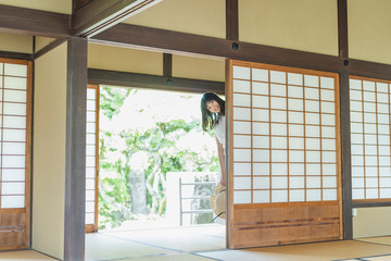 日本家屋の女性