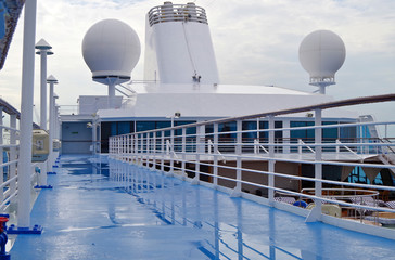 Laufbahn auf Kreuzfahrtschiff nach Regen / Jogging track or Running course on cruise ship liner...