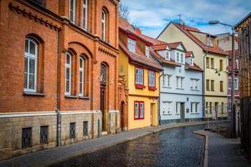 Fototapeta na wymiar Häuser am Fischersand in Erfurt mit regennasser Straße