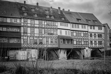 Fototapeta na wymiar Erfurt Krämerbrücke über die Gera schwarz-weiß