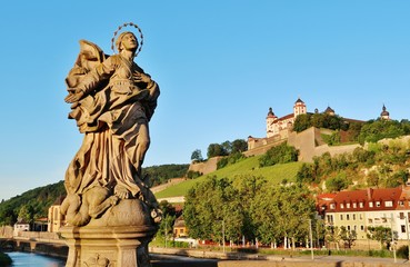 Fototapeta na wymiar Madonna, Würzburg, Alte Mainbrücke und Festung