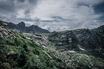 Naklejka premium View of a mountain valley on a cloudy day