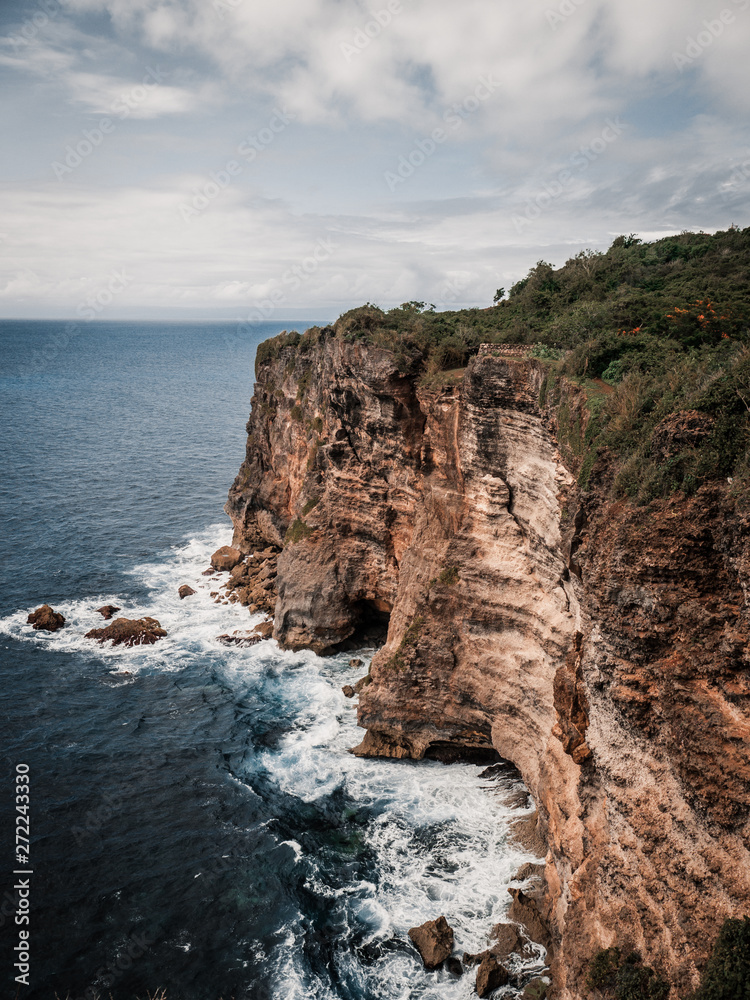 Wall mural coastline with ocean and rocks.