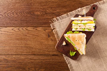Selbstklebende Fototapeten Köstliches Toastsandwich mit Schinken, Käse, Ei und Gemüse. © gkrphoto