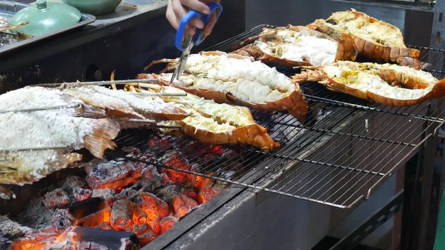  Grilling lobsters