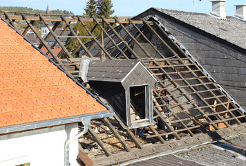Altes Dach wird abgerissen                      