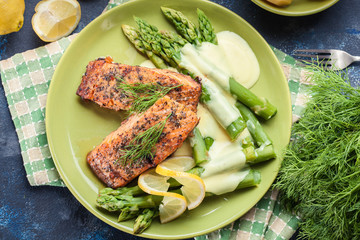 Baked salmon with asparagus and hollandaise sauce