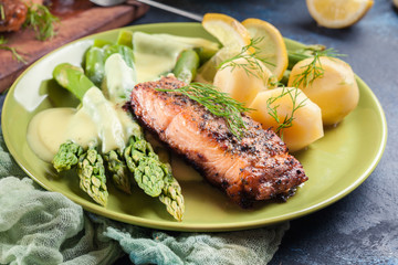 Baked salmon with asparagus and hollandaise sauce