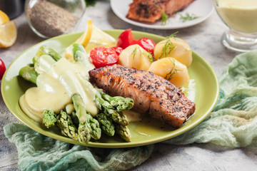 Baked salmon with asparagus and hollandaise sauce