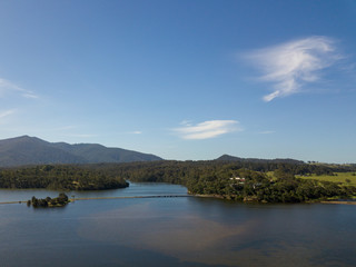 Der Wallaga Lake in New South Wales Australien an eine wolkenlosen Sommertag aus der Luft fotografiert