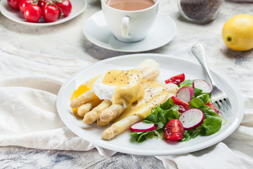 White asparagus with poached egg