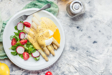 White asparagus with poached egg