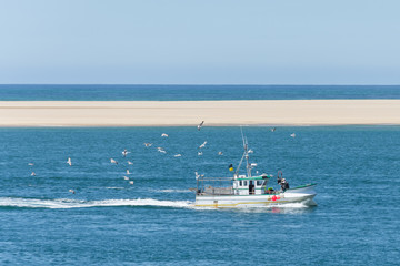 BASSIN D'ARCACHON (France), bateau de pêche devant le banc d'Arguin