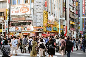 Cercles muraux Tokyo Shinjuku Tokyo, Japon - 6 avril 2019 : rue Kabukicho centre commercial très célèbre, zone de divertissement, bar et restaurant