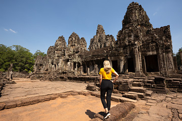 Mujer mirando el templo budista Bayón en Siem Reap, Camboya.