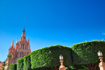 Obraz premium Landmark Parroquia De San Miguel Arcangel cathedral in historic city center of San Miguel De Allende, Mexico