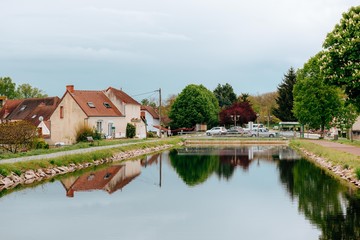 Fototapeta na wymiar un village rurale dans le centre de la France, L'Allier