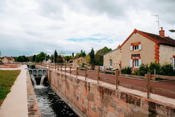 Fototapeta na wymiar un village rurale dans le centre de la France, L'Allier