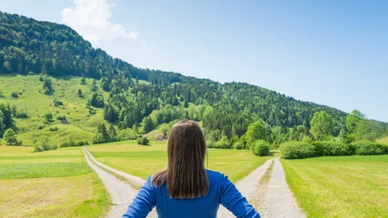 Eine Auswahl von zwei Wegen. Frau am Scheideweg. © patma145