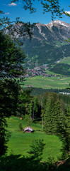 Fototapeta na wymiar Aussicht auf Oberstdorf in Bayern und die Allgäuer Alpen