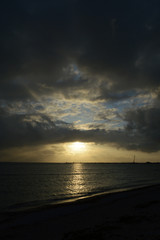 Fototapeta premium 夕日に雲が一直線に覆う