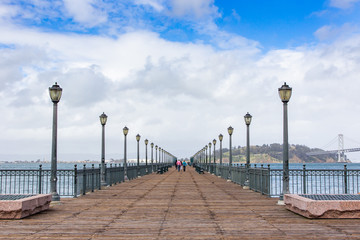 Obraz premium San Francisco Pier 7 w słoneczny wiosenny dzień. Kalifornia. USA