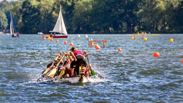 Drachenboot bei voller fahrt