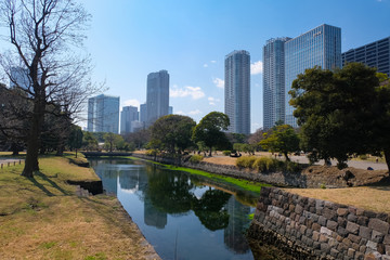 Naklejka premium 浜離宮恩賜庭園 内堀