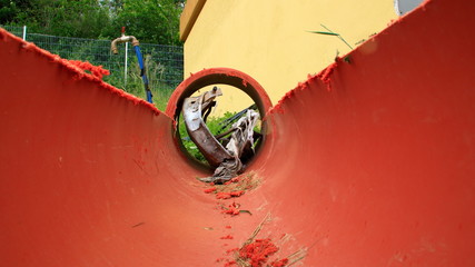 Schmutzfänger wurde verbogen und hat sich in einer Abwasserleitung verkeilt