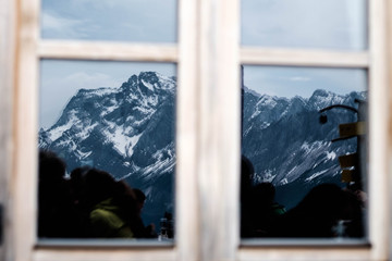 Spiegelbild der Zugspitze im Fensterglas