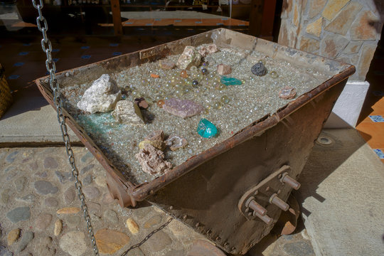 El vag&oacute;n de piedras preciosas de la mina est&aacute; lleno.